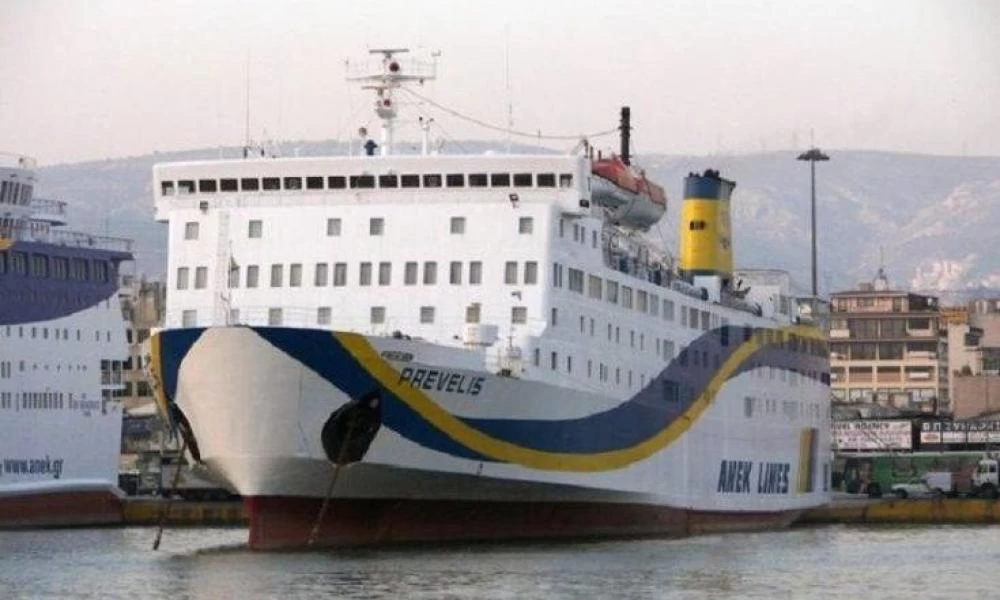 Πρόσκρουση του «Πρέβελης» τη νύχτα στο λιμάνι της Σαντορίνης